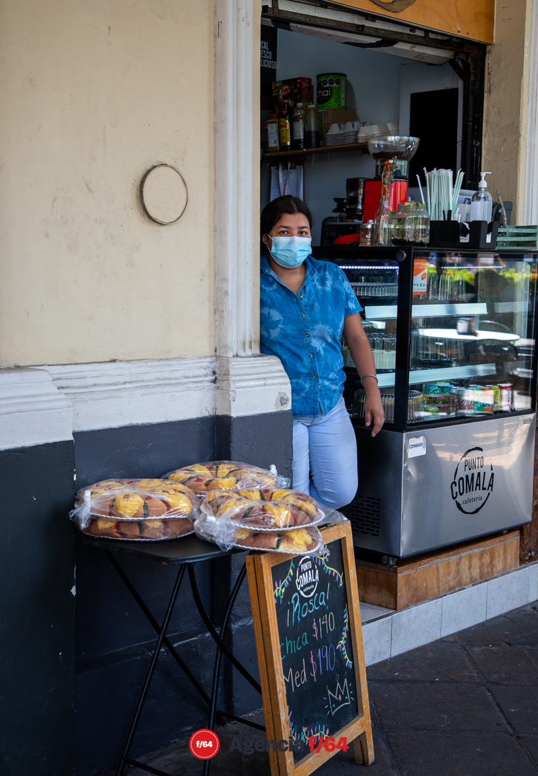 Puntos de venta de Rosca de Reyes por distintos puntos de la ciudad. Los portales del centro no fueron la excepción.
