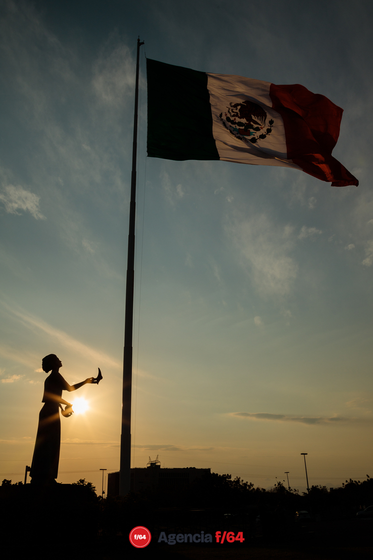 Atardecer con la bandera a toda asta en el Centro de Gobierno de Colima.

#LaDiaria