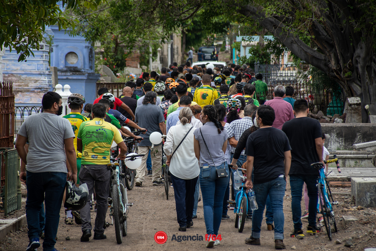 En Colima, dan emotivo último adiós a la fotógrafa Gloria Sierra