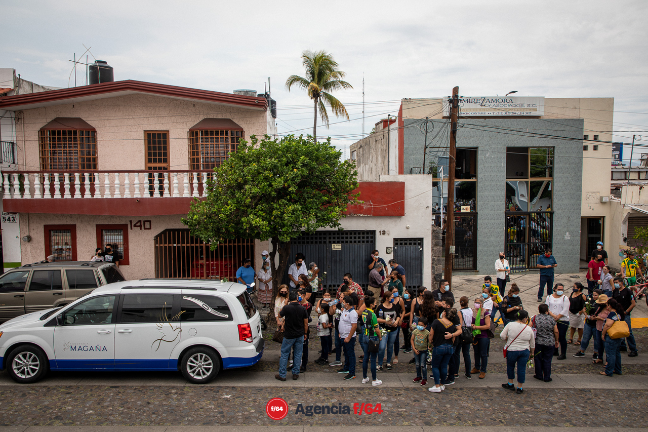 Amigos y miembros de la comunidad ciclista de Colima acompañaron a la familia de Gloria Sierra para su último adiós en el cementerio municipal de esta ciudad. 