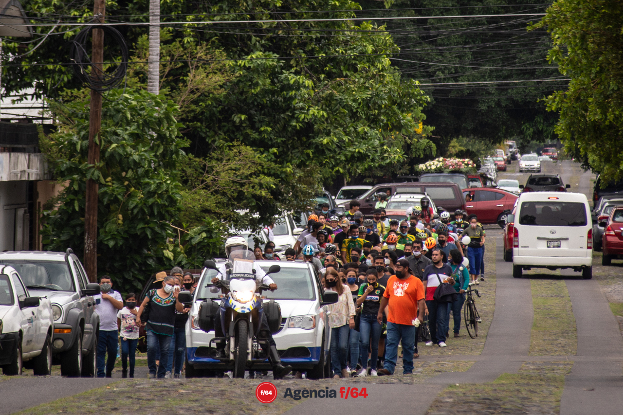 Amigos y miembros de la comunidad ciclista de Colima acompañaron a la familia de Gloria Sierra para su último adiós en el cementerio municipal de esta ciudad. 