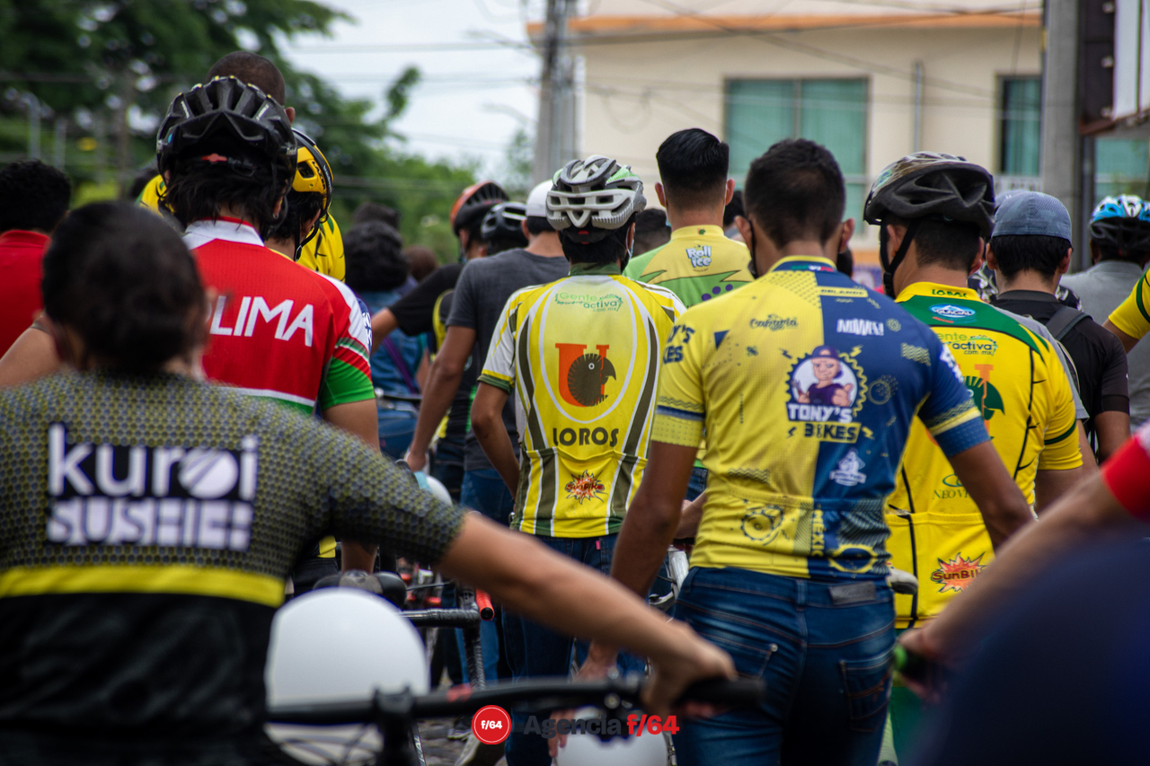 Amigos y miembros de la comunidad ciclista de Colima acompañaron a la familia de Gloria Sierra para su último adiós en el cementerio municipal de esta ciudad. 