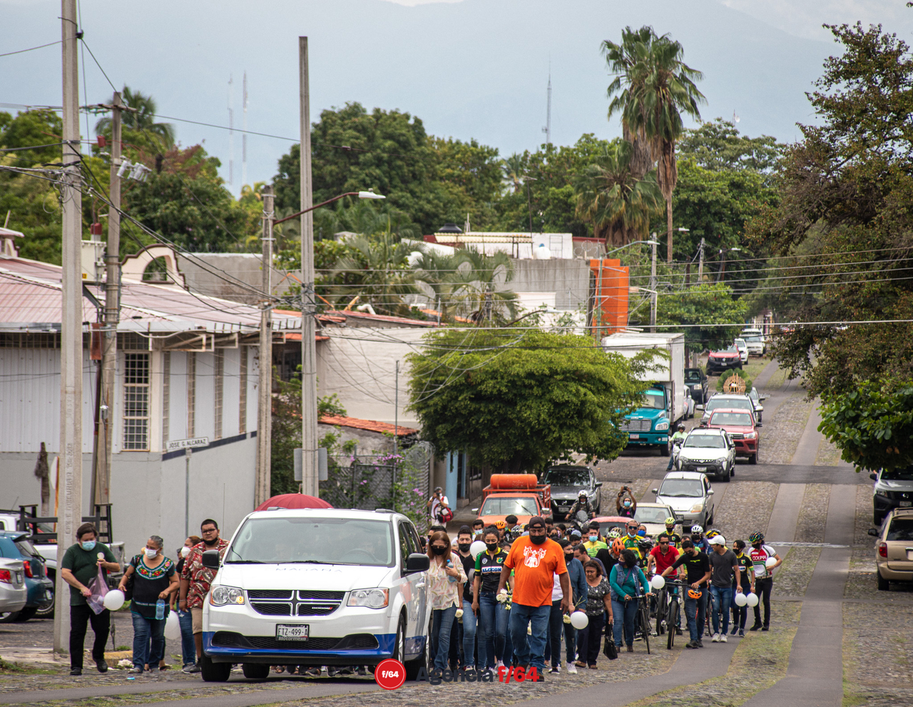 Amigos y miembros de la comunidad ciclista de Colima acompañaron a la familia de Gloria Sierra para su último adiós en el cementerio municipal de esta ciudad. 