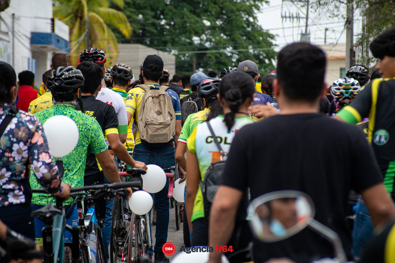 Amigos y miembros de la comunidad ciclista de Colima acompañaron a la familia de Gloria Sierra para su último adiós en el cementerio municipal de esta ciudad. 