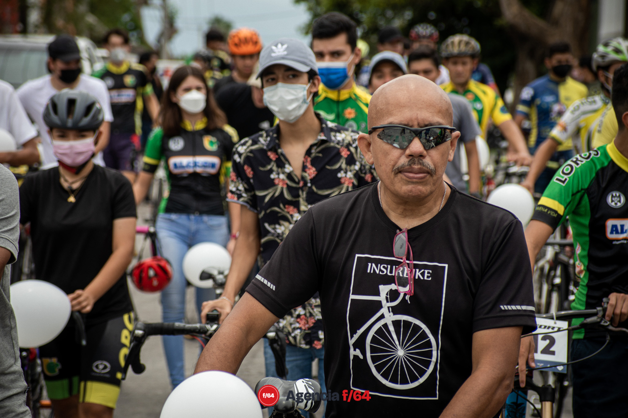 Amigos y miembros de la comunidad ciclista de Colima acompañaron a la familia de Gloria Sierra para su último adiós en el cementerio municipal de esta ciudad. 