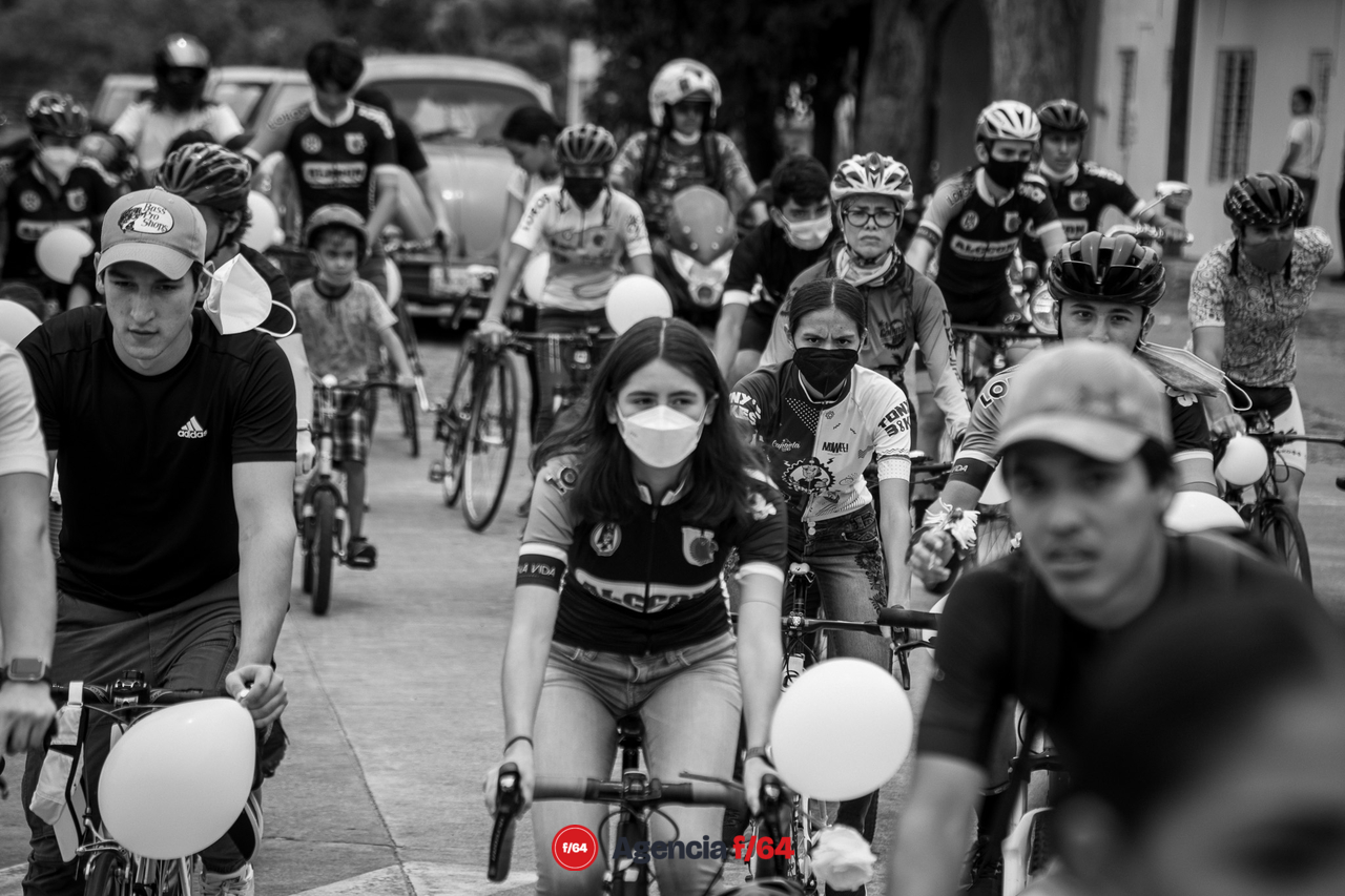 Amigos y miembros de la comunidad ciclista de Colima acompañaron a la familia de Gloria Sierra para su último adiós en el cementerio municipal de esta ciudad. 