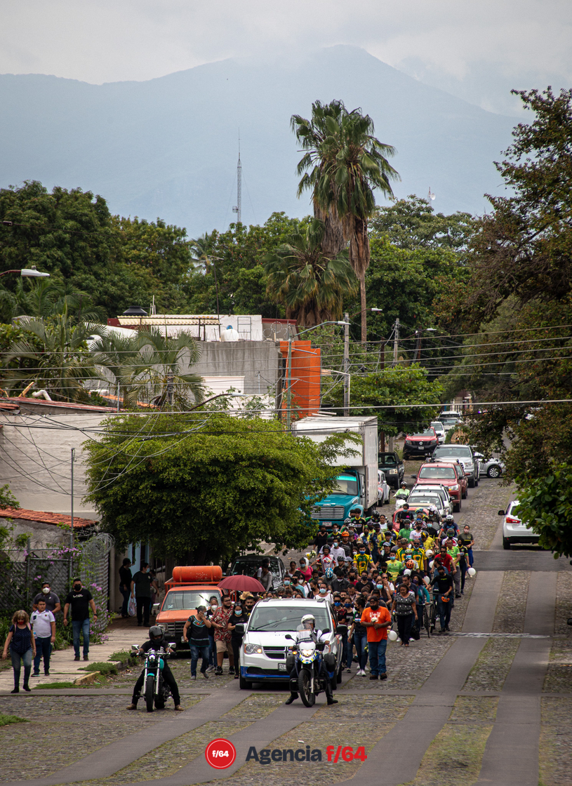 Amigos y miembros de la comunidad ciclista de Colima acompañaron a la familia de Gloria Sierra para su último adiós en el cementerio municipal de esta ciudad. 