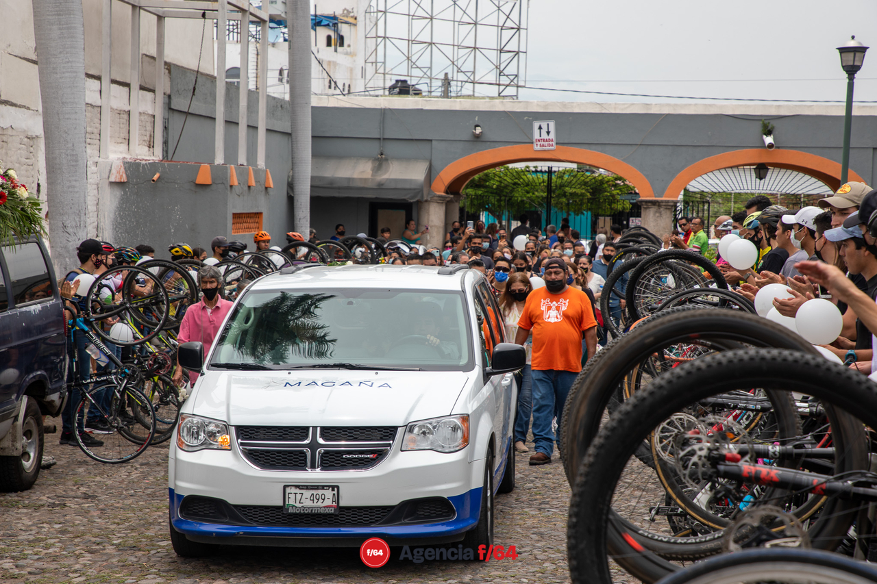 Amigos y miembros de la comunidad ciclista de Colima acompañaron a la familia de Gloria Sierra para su último adiós en el cementerio municipal de esta ciudad. 