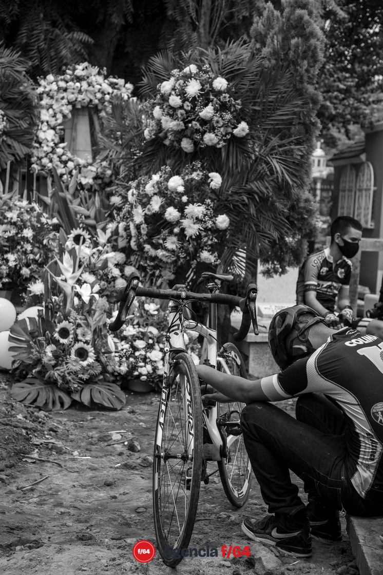 Amigos y miembros de la comunidad ciclista de Colima acompañaron a la familia de Gloria Sierra para su último adiós en el cementerio municipal de esta ciudad. 