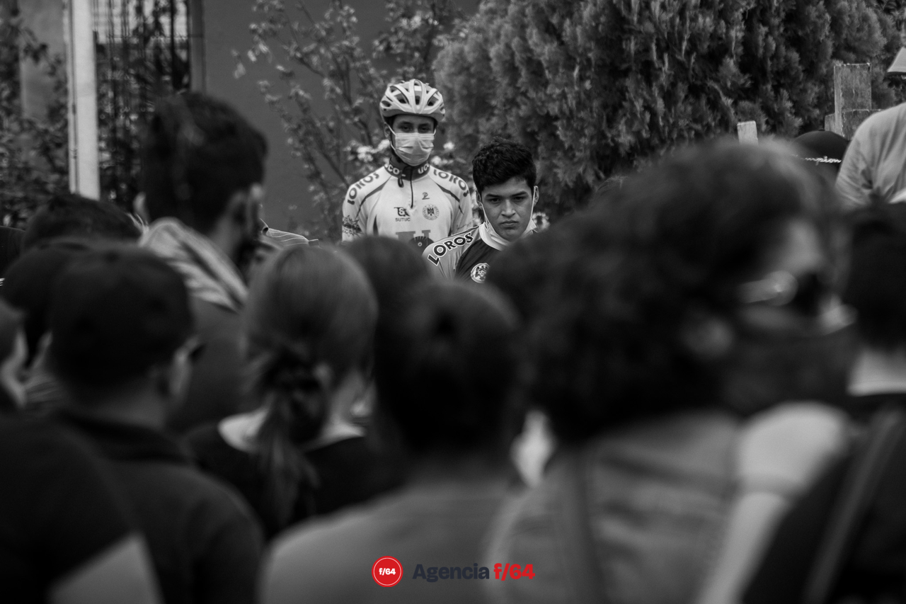 Amigos y miembros de la comunidad ciclista de Colima acompañaron a la familia de Gloria Sierra para su último adiós en el cementerio municipal de esta ciudad. 