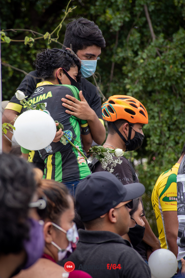 Amigos y miembros de la comunidad ciclista de Colima acompañaron a la familia de Gloria Sierra para su último adiós en el cementerio municipal de esta ciudad. 