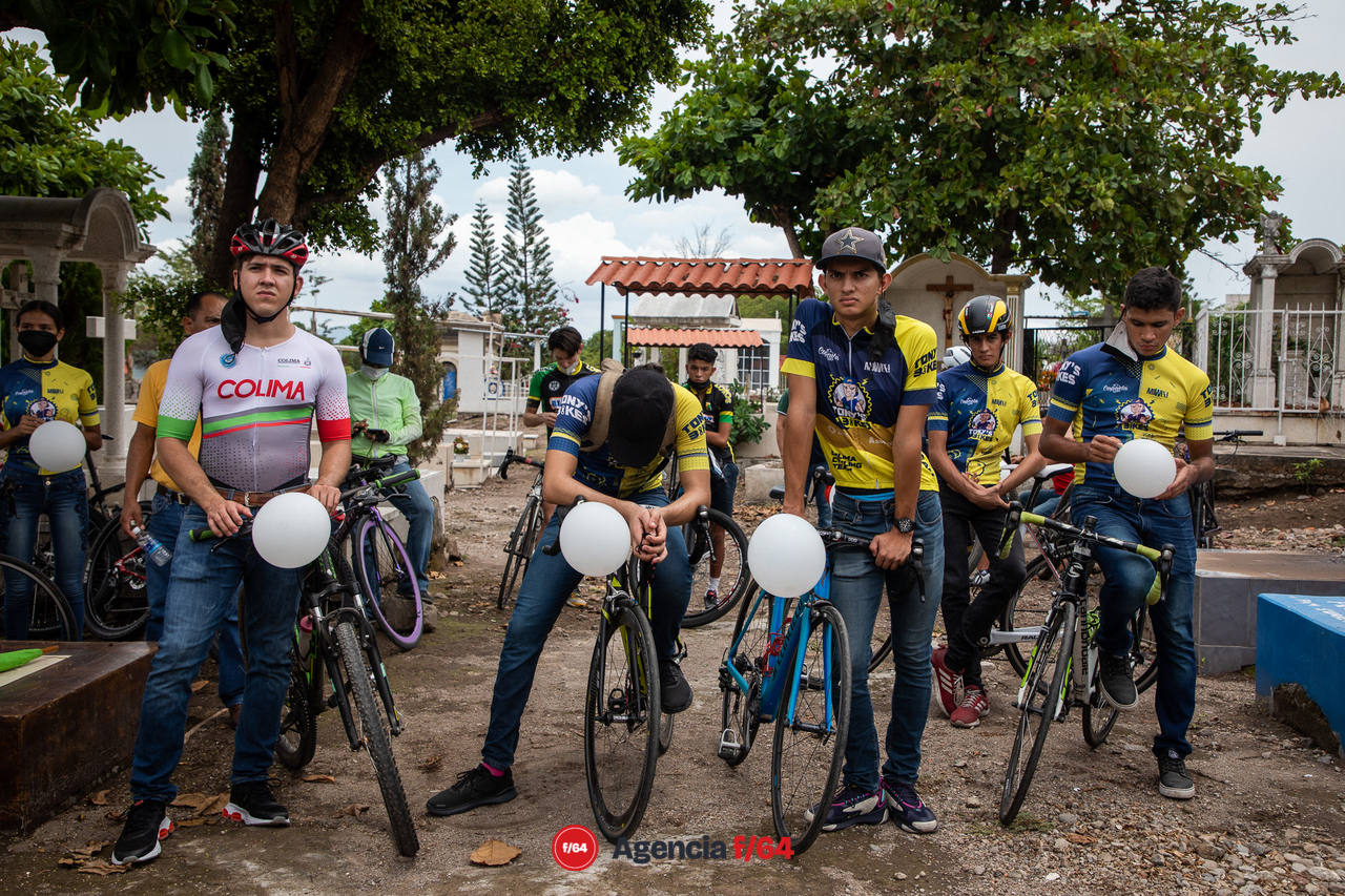 Amigos y miembros de la comunidad ciclista de Colima acompañaron a la familia de Gloria Sierra para su último adiós en el cementerio municipal de esta ciudad. 