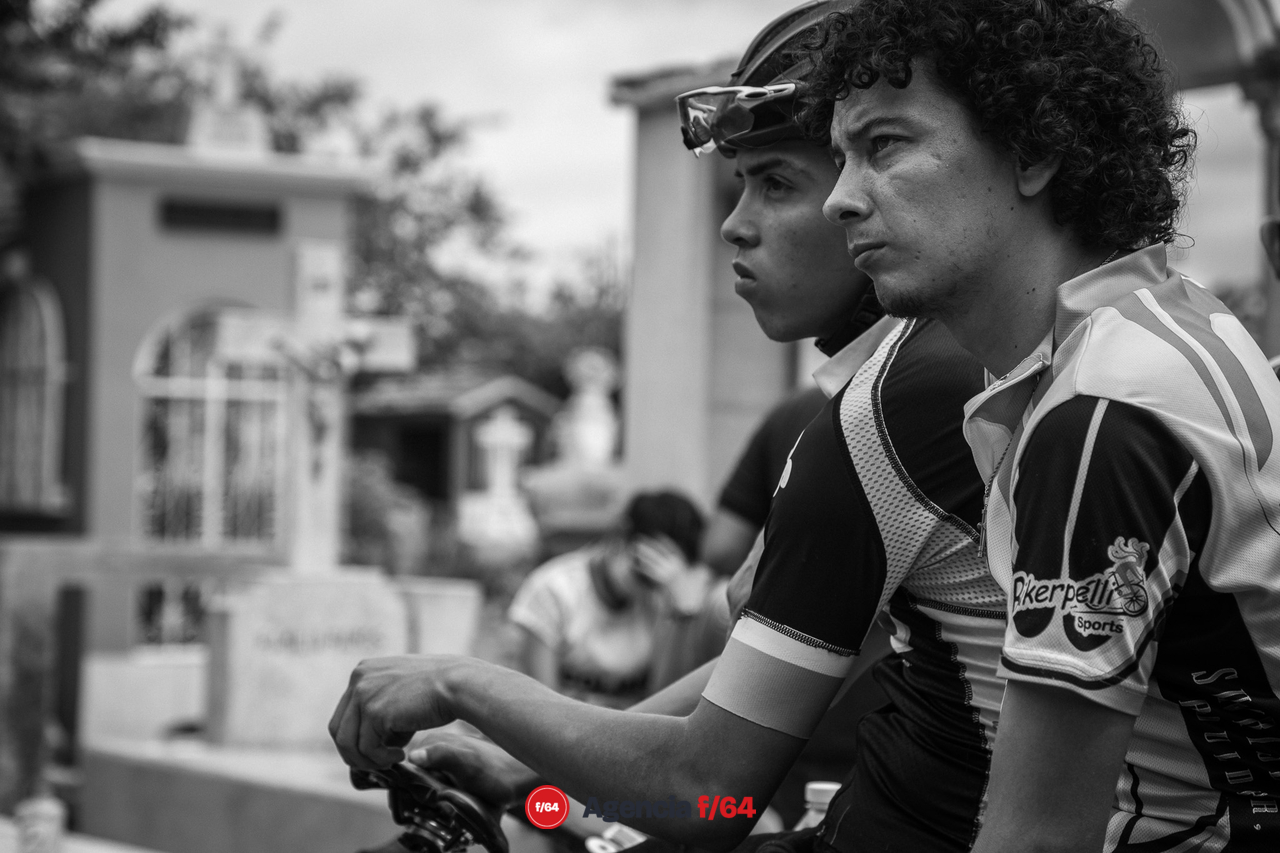 Amigos y miembros de la comunidad ciclista de Colima acompañaron a la familia de Gloria Sierra para su último adiós en el cementerio municipal de esta ciudad. 