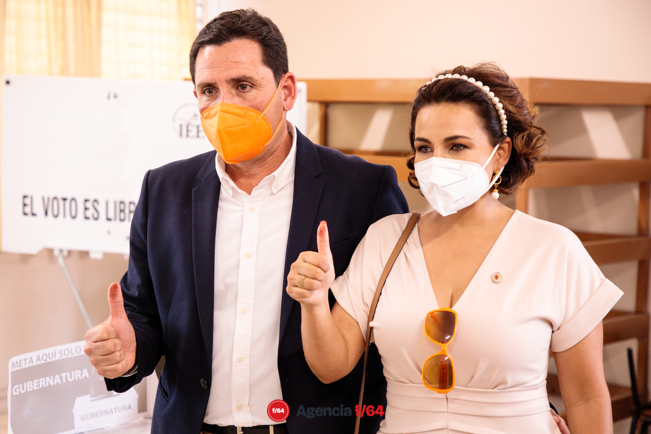 Leoncio “Locho” Morán candidato a la gubernatura del Estado de Colima vota esta mañana. 