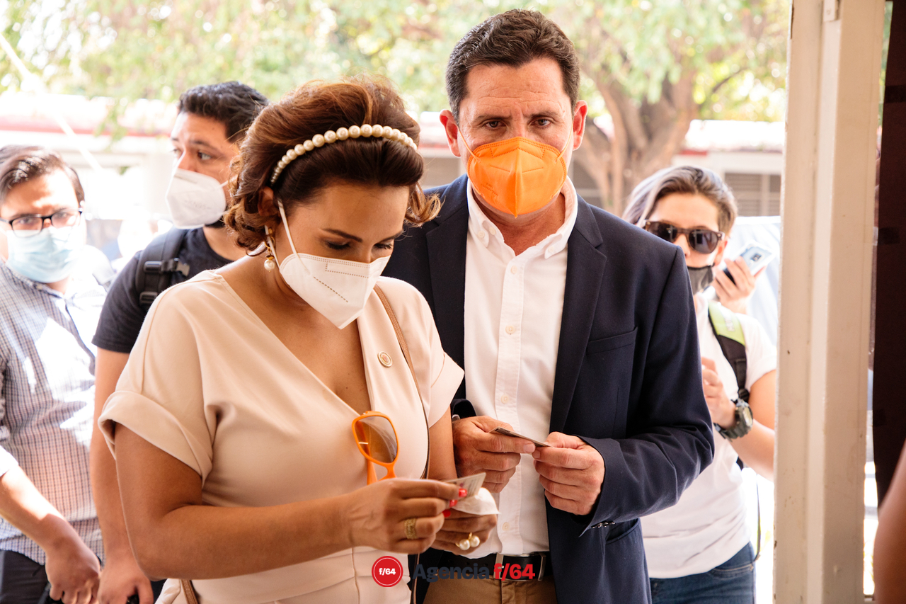 Leoncio “Locho” Morán candidato a la gubernatura del Estado de Colima vota esta mañana. 