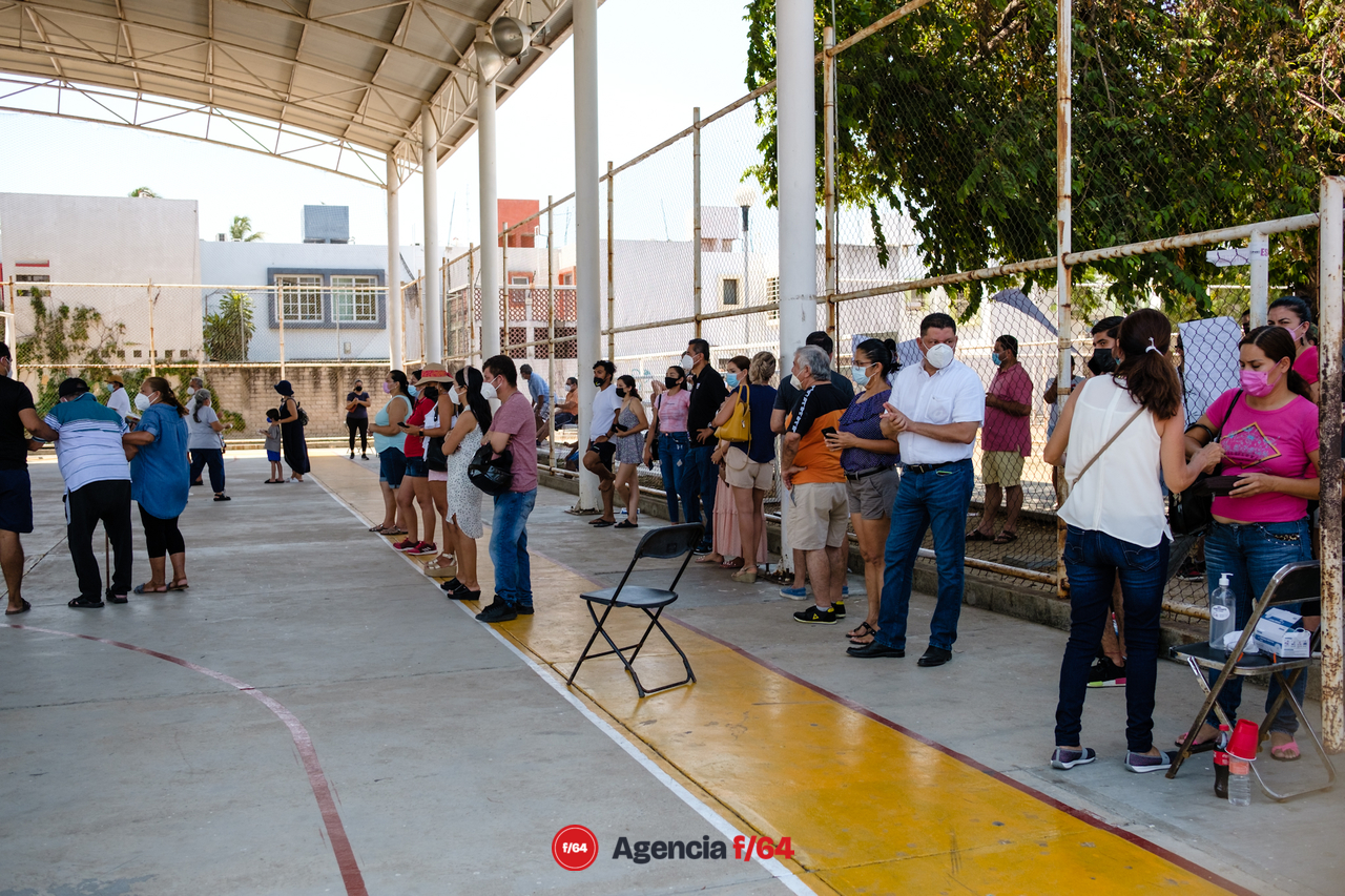 Virgilio Mendoza candidato a la gubernatura del Estado de Colima vota en Manzanillo.