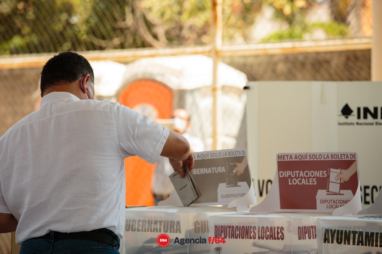 Virgilio Mendoza candidato a la gubernatura del Estado de Colima vota en Manzanillo.