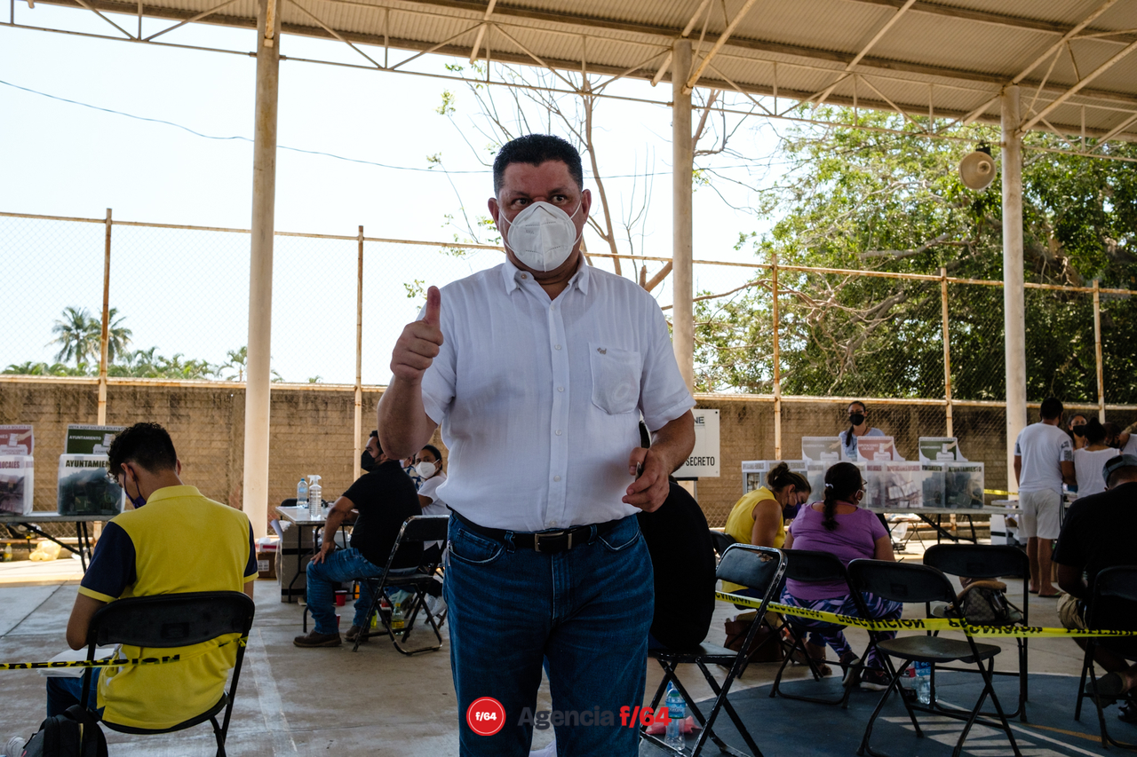 Virgilio Mendoza candidato a la gubernatura del Estado de Colima vota en Manzanillo.