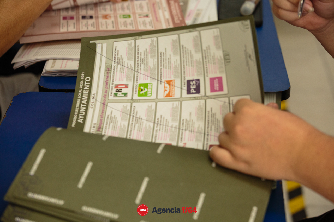 Al cierre de las casillas inicia el conteo rápido, primero se cancelan los votos no utilizados y se contabilizan, luego se abren las urnas, se clasifican por el voto del partido o coalición y se procede a contarlas para después conformar los paquetes para el IEE o INE.
