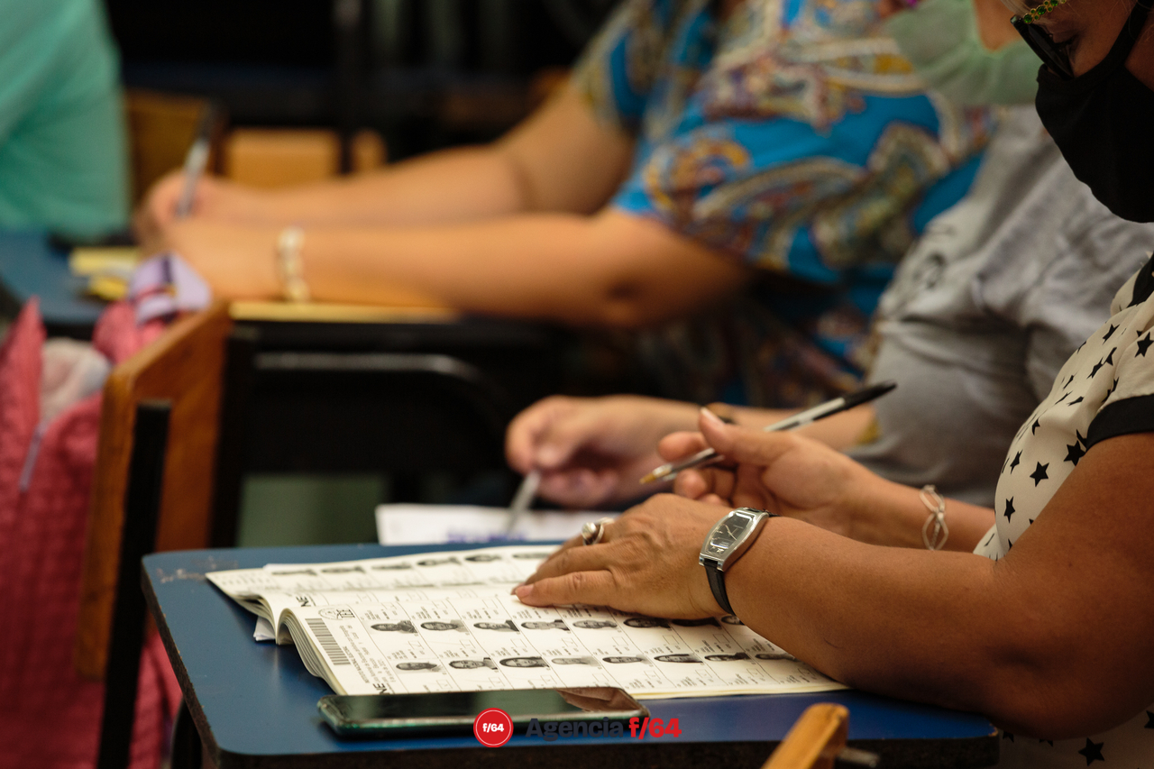 Al cierre de las casillas inicia el conteo rápido, primero se cancelan los votos no utilizados y se contabilizan, luego se abren las urnas, se clasifican por el voto del partido o coalición y se procede a contarlas para después conformar los paquetes para el IEE o INE.
