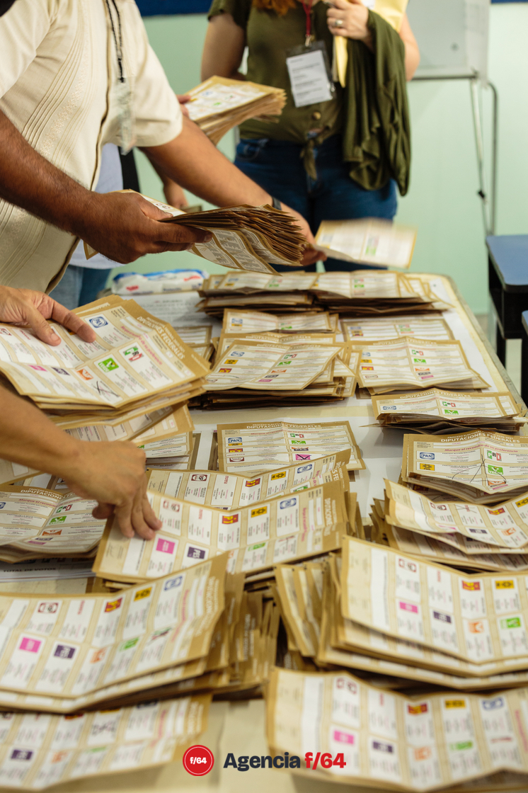 Al cierre de las casillas inicia el conteo rápido, primero se cancelan los votos no utilizados y se contabilizan, luego se abren las urnas, se clasifican por el voto del partido o coalición y se procede a contarlas para después conformar los paquetes para el IEE o INE.