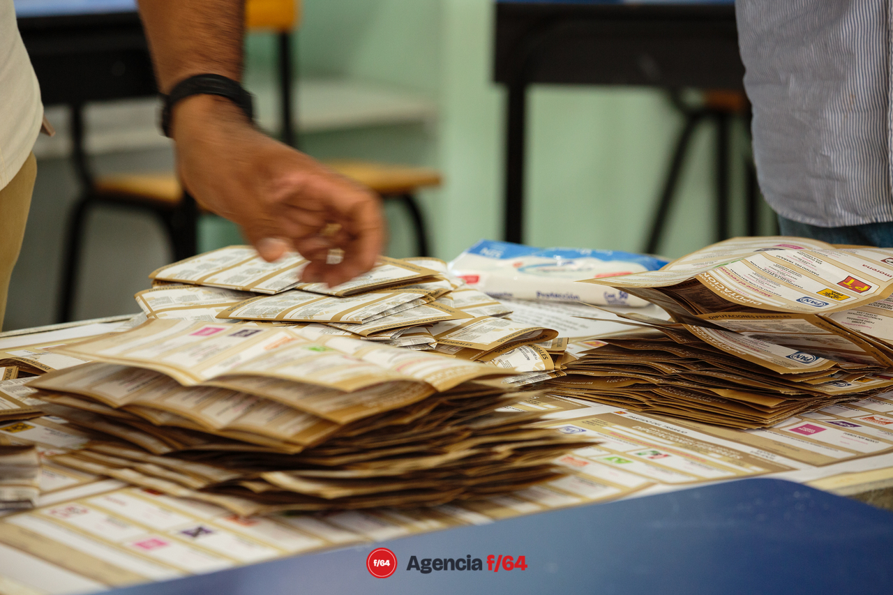 Al cierre de las casillas inicia el conteo rápido, primero se cancelan los votos no utilizados y se contabilizan, luego se abren las urnas, se clasifican por el voto del partido o coalición y se procede a contarlas para después conformar los paquetes para el IEE o INE.
