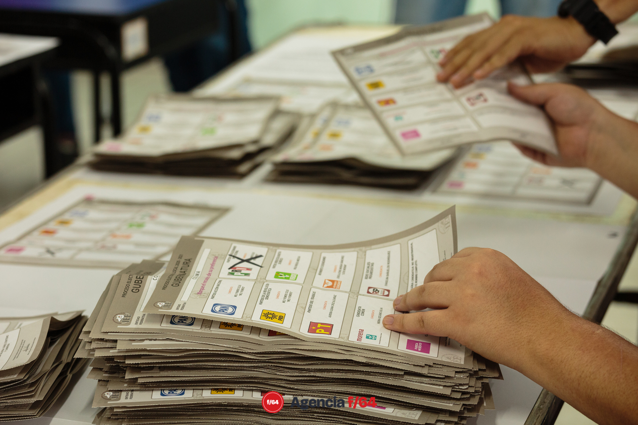 Al cierre de las casillas inicia el conteo rápido, primero se cancelan los votos no utilizados y se contabilizan, luego se abren las urnas, se clasifican por el voto del partido o coalición y se procede a contarlas para después conformar los paquetes para el IEE o INE.