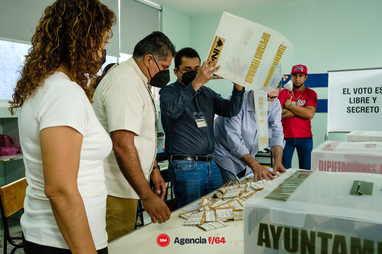 Al cierre de las casillas inicia el conteo rápido, primero se cancelan los votos no utilizados y se contabilizan, luego se abren las urnas, se clasifican por el voto del partido o coalición y se procede a contarlas para después conformar los paquetes para el IEE o INE.