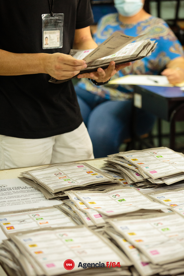 Al cierre de las casillas inicia el conteo rápido, primero se cancelan los votos no utilizados y se contabilizan, luego se abren las urnas, se clasifican por el voto del partido o coalición y se procede a contarlas para después conformar los paquetes para el IEE o INE.