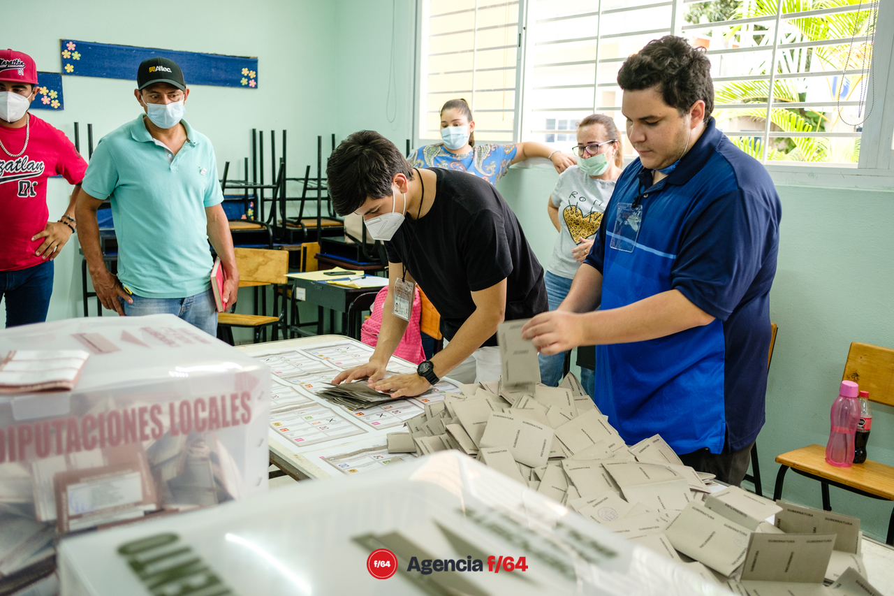 Al cierre de las casillas inicia el conteo rápido, primero se cancelan los votos no utilizados y se contabilizan, luego se abren las urnas, se clasifican por el voto del partido o coalición y se procede a contarlas para después conformar los paquetes para el IEE o INE.