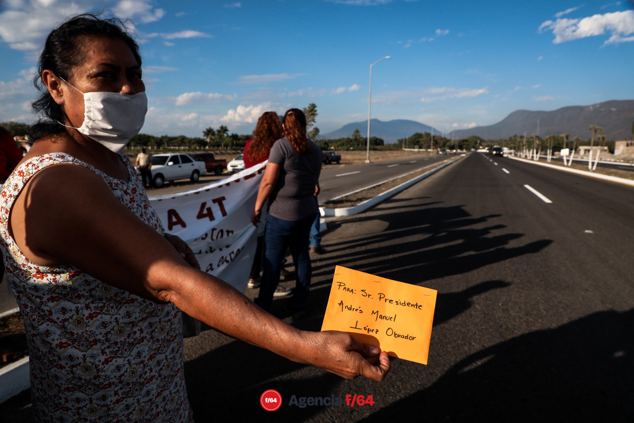 En la visita del Presidente Andrés Manuel Lopez Obrador a las instalaciones del nuevo cuartel de la Guardia Nacional en Tecoman, Colima, las manifestaciones y demandas sociales no se hicieron esperar.