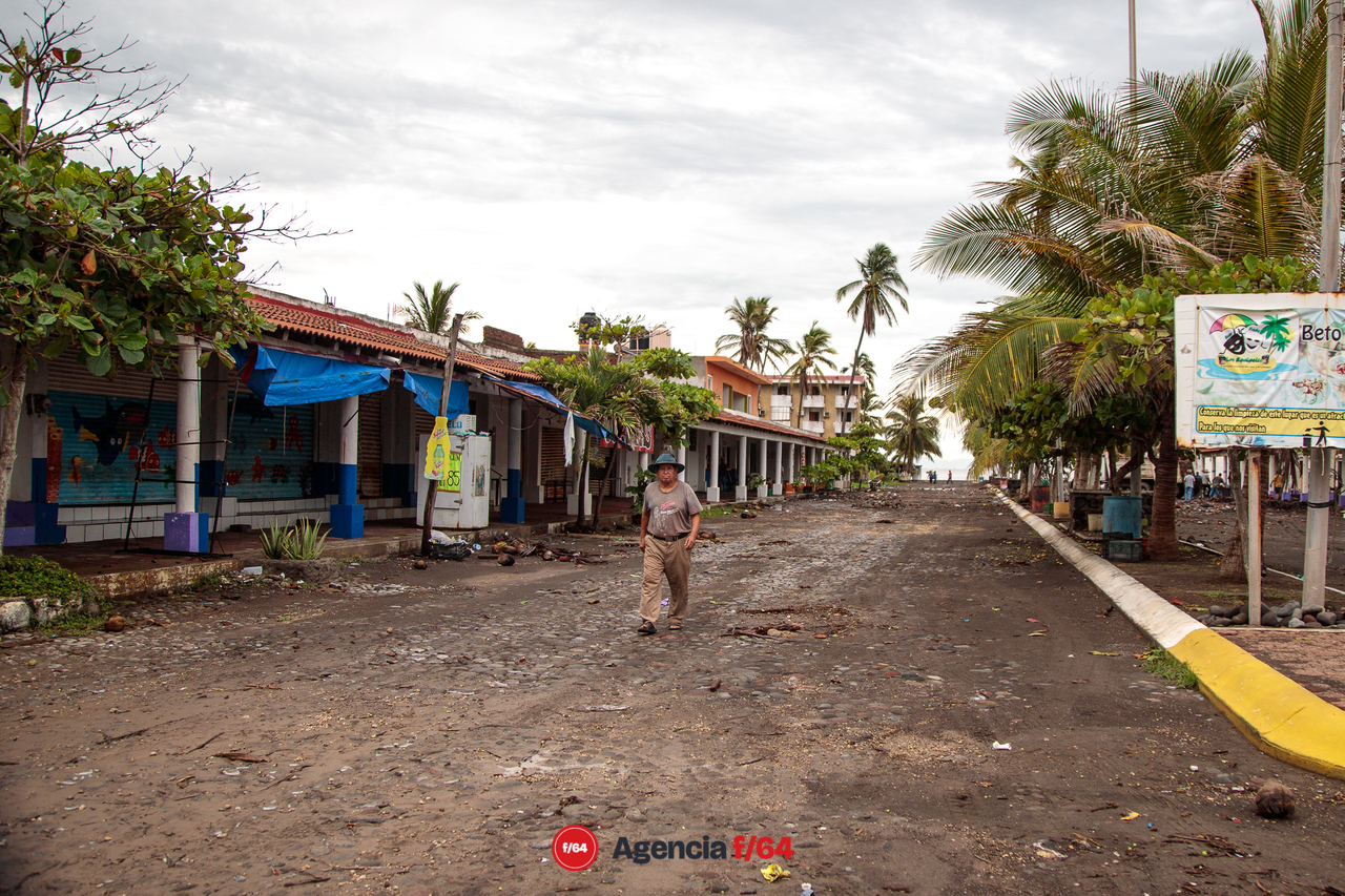 Pobladores y elementos del ejército realizan trabajos de limpieza después de las afectaciones que dejó el huracán Enrique en la comunidad.