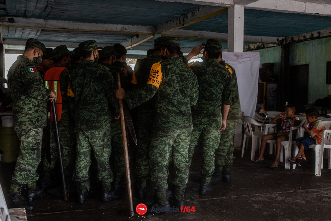 Pobladores y elementos del ejército realizan trabajos de limpieza después de las afectaciones que dejó el huracán Enrique en la comunidad.