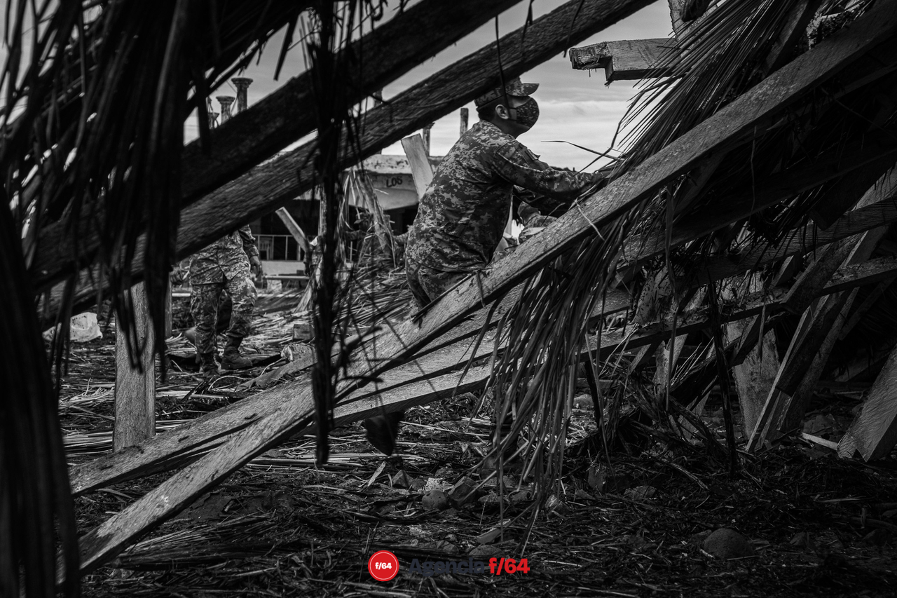 Pobladores y elementos del ejército realizan trabajos de limpieza después de las afectaciones que dejó el huracán Enrique en la comunidad.