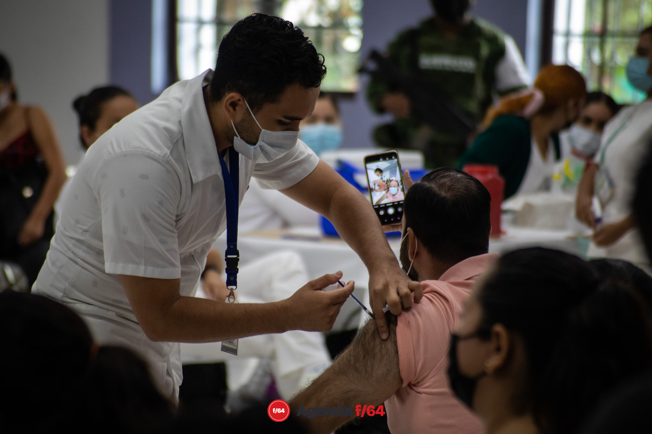 Por segundo día, la jornada de vacunación a personas de edad entre 30 y 40 años llego a poblados y rancherías de los municipios del Estado de Colima. 

En la imagen: Personal medico preparando y aplicando la vacuna contra el COVID-1 en las instalaciones de la Casa de la Cultura del Municipio de Comala. 
