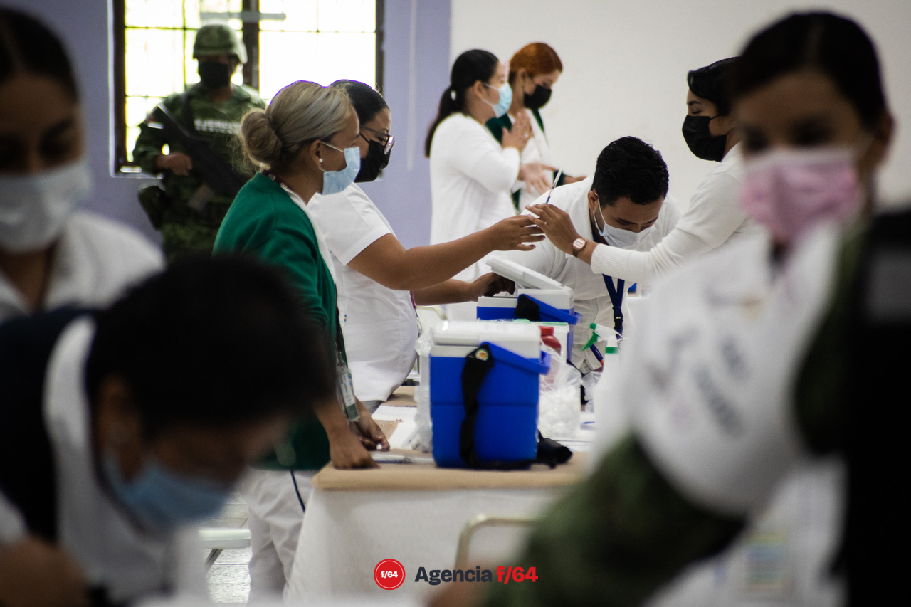 Por segundo día, la jornada de vacunación a personas de edad entre 30 y 40 años llego a poblados y rancherías de los municipios del Estado de Colima. 

En la imagen: Personal medico preparando y aplicando la vacuna contra el COVID-1 en las instalaciones de la Casa de la Cultura del Municipio de Comala. 