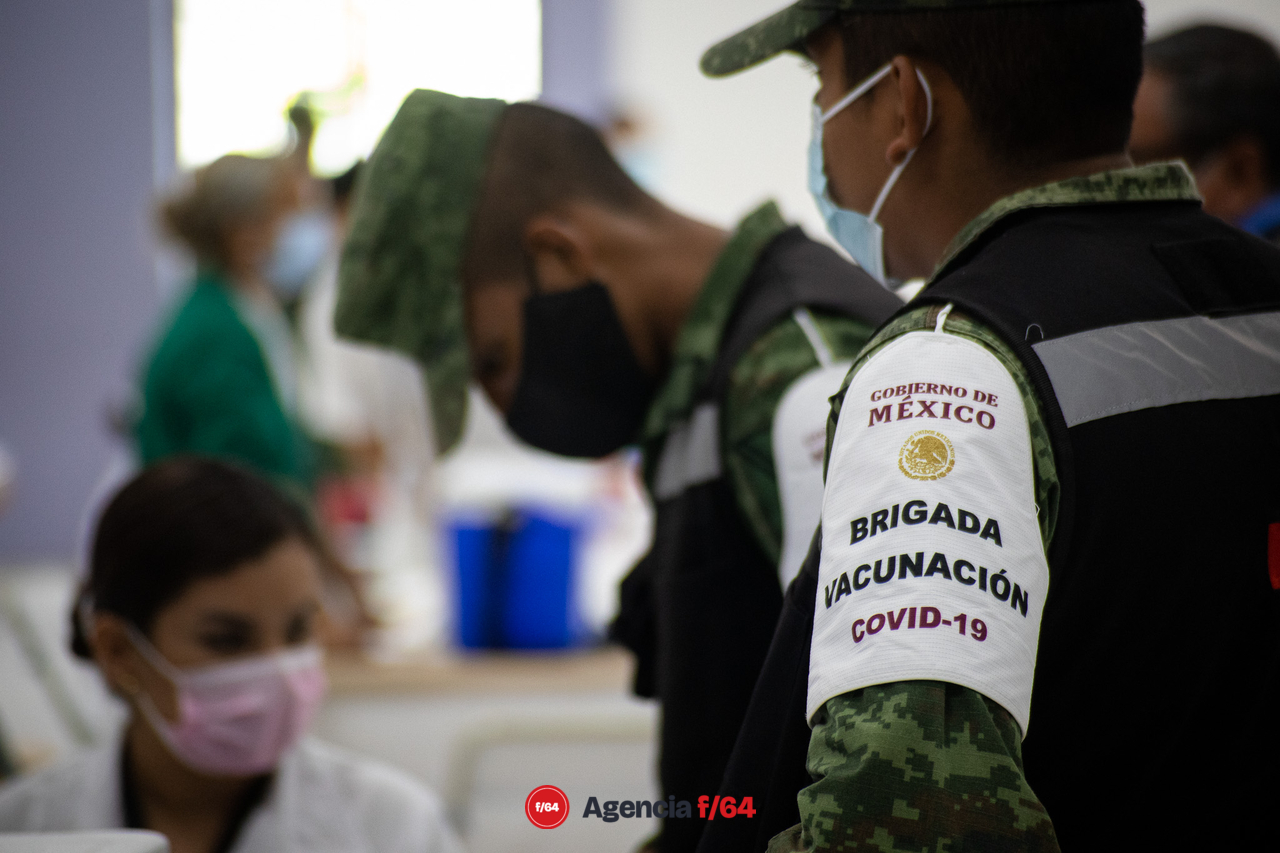 Por segundo día, la jornada de vacunación a personas de edad entre 30 y 40 años llego a poblados y rancherías de los municipios del Estado de Colima. 

En la imagen: Personal medico preparando y aplicando la vacuna contra el COVID-1 en las instalaciones de la Casa de la Cultura del Municipio de Comala. 