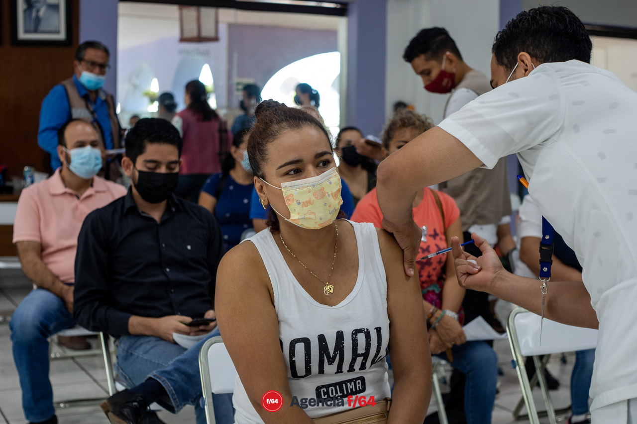 Por segundo día, la jornada de vacunación a personas de edad entre 30 y 40 años llego a poblados y rancherías de los municipios del Estado de Colima. 

En la imagen: Personal medico preparando y aplicando la vacuna contra el COVID-1 en las instalaciones de la Casa de la Cultura del Municipio de Comala. 