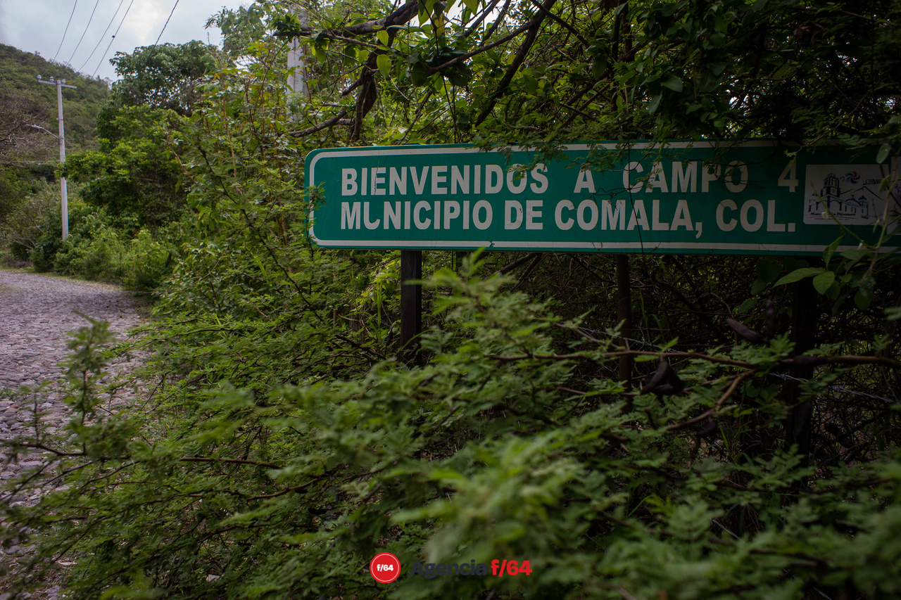 Por segundo día, la jornada de vacunación a personas de edad entre 30 y 40 años llego a poblados y rancherías de los municipios del Estado de Colima. 

En la imagen: Ingreso al poblado Campo Cuatro, Sierra de Manantlán, Mpio. de Comala.  