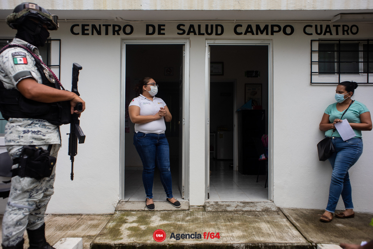 Por segundo día, la jornada de vacunación a personas de edad entre 30 y 40 años llego a poblados y rancherías de los municipios del Estado de Colima. 

En la imagen: Elemento de la Guardia Nacional resguarda las instalaciones de la clínica comunitaria en el poblado Campo Cuatro.