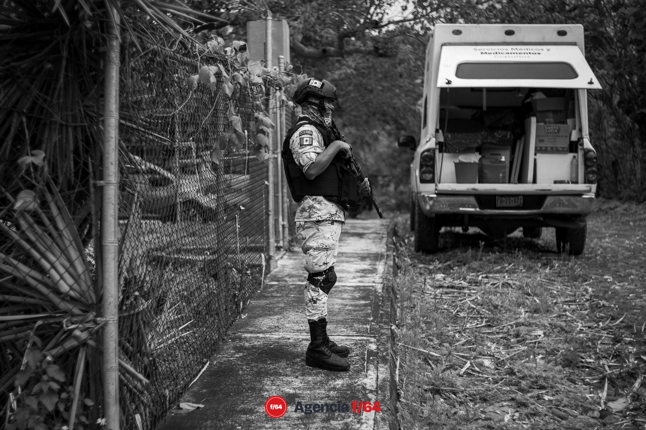 Por segundo día, la jornada de vacunación a personas de edad entre 30 y 40 años llego a poblados y rancherías de los municipios del Estado de Colima. 

En la imagen: Elemento de la Guardia Nacional resguarda las instalaciones de la clínica comunitaria en el poblado Campo Cuatro.