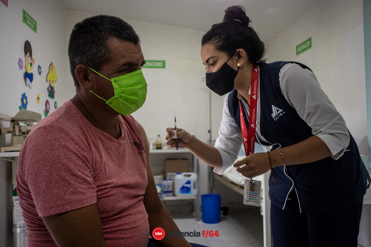Por segundo día, la jornada de vacunación a personas de edad entre 30 y 40 años llego a poblados y rancherías de los municipios del Estado de Colima. 

En la imagen: Poblador siendo vacunado en la localidad de Campo Cuatro, Mpio. de Comala.