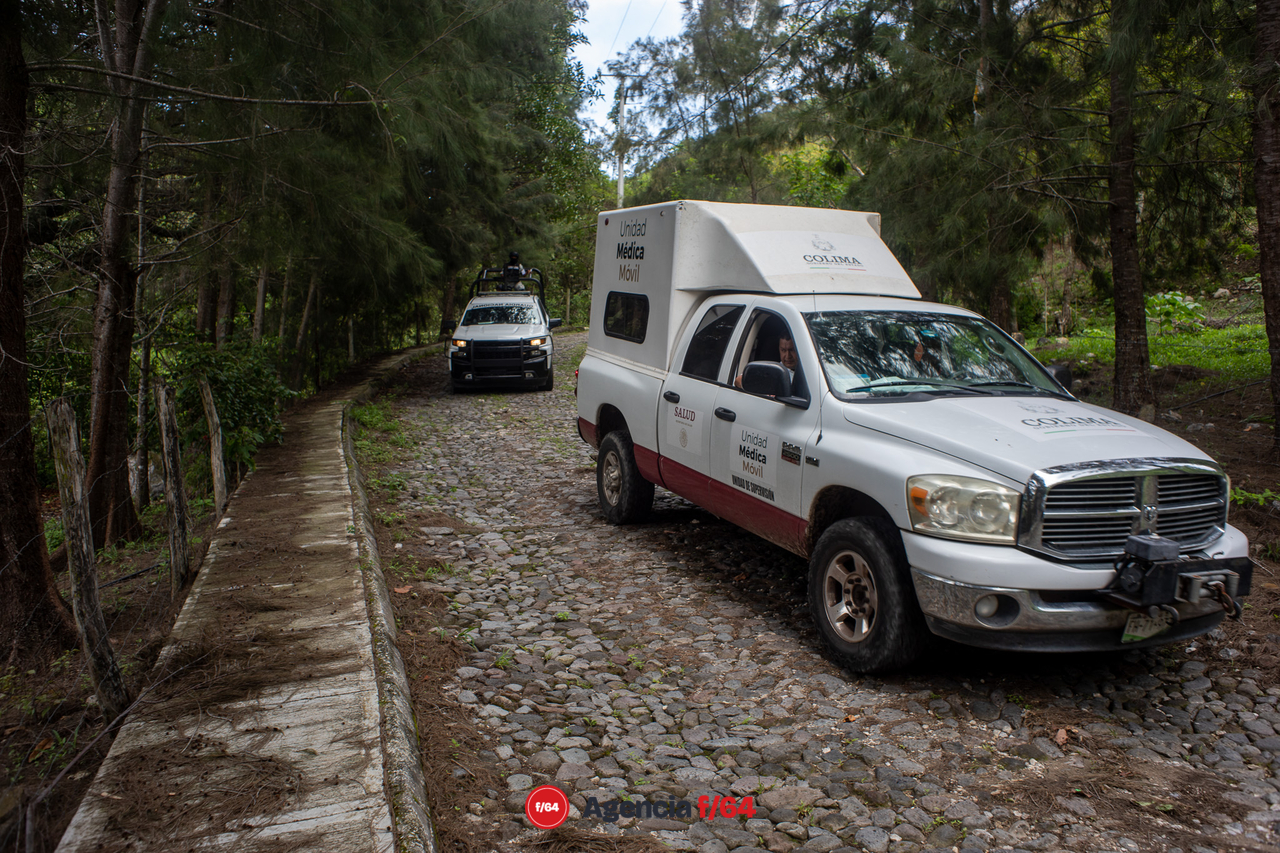 Por segundo día, la jornada de vacunación a personas de edad entre 30 y 40 años llego a poblados y rancherías de los municipios del Estado de Colima. 

En la imagen: La Unidad Médica Móvil perteneciente a los servicios de salud del  Gobierno del Estado de Colima escoltada por elementos de la Guardia Nacional. 