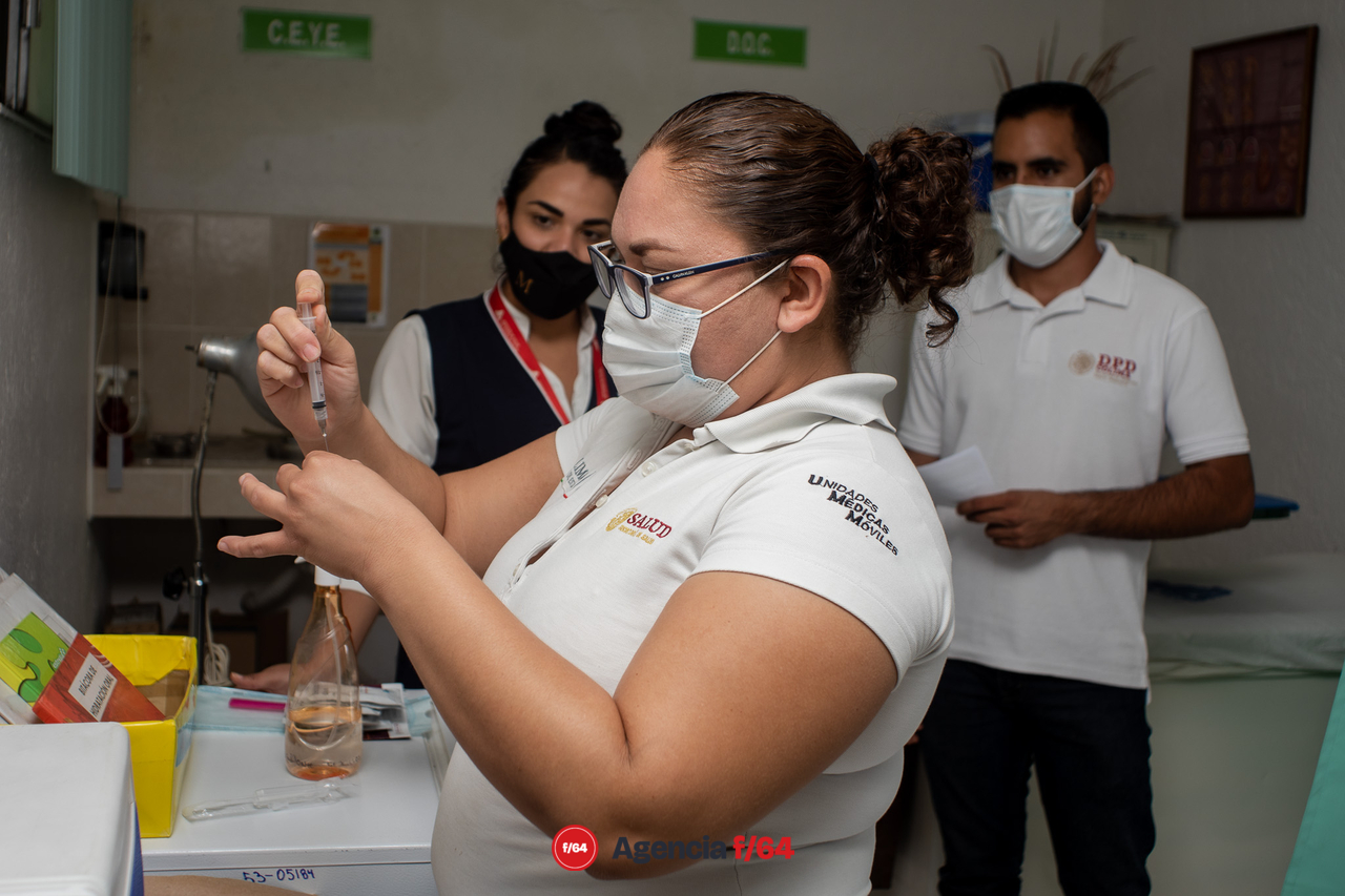 Por segundo día, la jornada de vacunación a personas de edad entre 30 y 40 años llego a poblados y rancherías de los municipios del Estado de Colima. 

En la imagen: Personal Médico y el representante de los Programas de Desarrollo del Gobierno Federal constatando la jornada de vacunación en el poblado Campo Cuatro, Mpio. de Comala. 