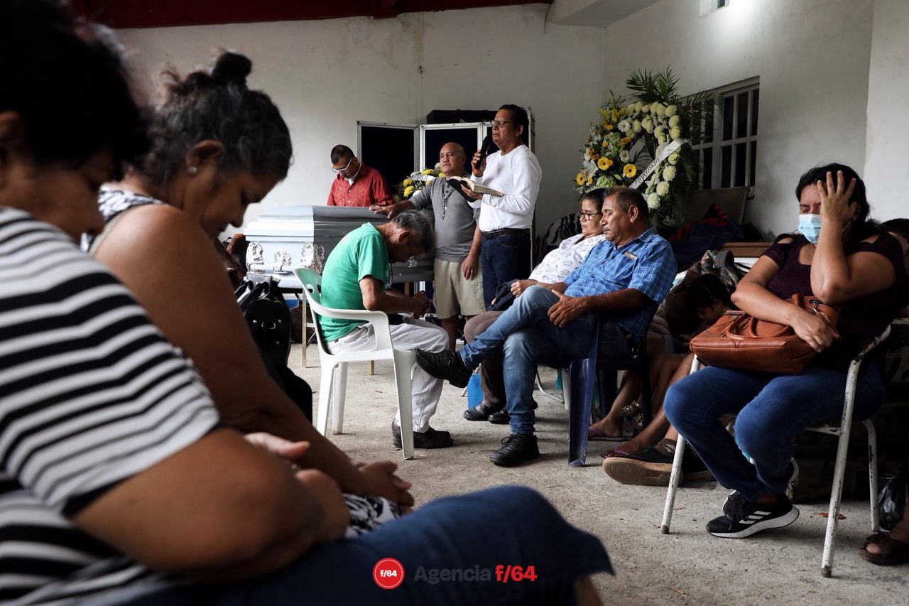 El activista David Díaz Valdez, fundador del Movimiento Regeneración Nacional (Morena) de Manzanillo y exdelegado de la comunidad de Campos fue asesinado en el exterior del mercado de la delegación Santiago donde se encuentra su negocio de venta de pescado. 

David Díaz Valdez fue atacado a balazos por dos individuos que se trasladaban en una motocicleta.