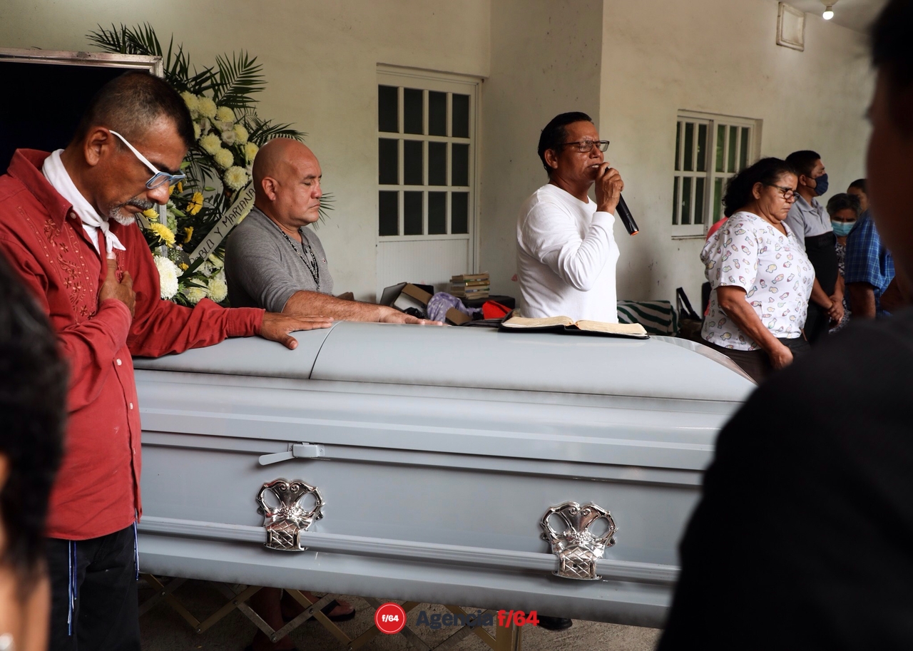 El activista David Díaz Valdez, fundador del Movimiento Regeneración Nacional (Morena) de Manzanillo y exdelegado de la comunidad de Campos fue asesinado en el exterior del mercado de la delegación Santiago donde se encuentra su negocio de venta de pescado. 

David Díaz Valdez fue atacado a balazos por dos individuos que se trasladaban en una motocicleta.