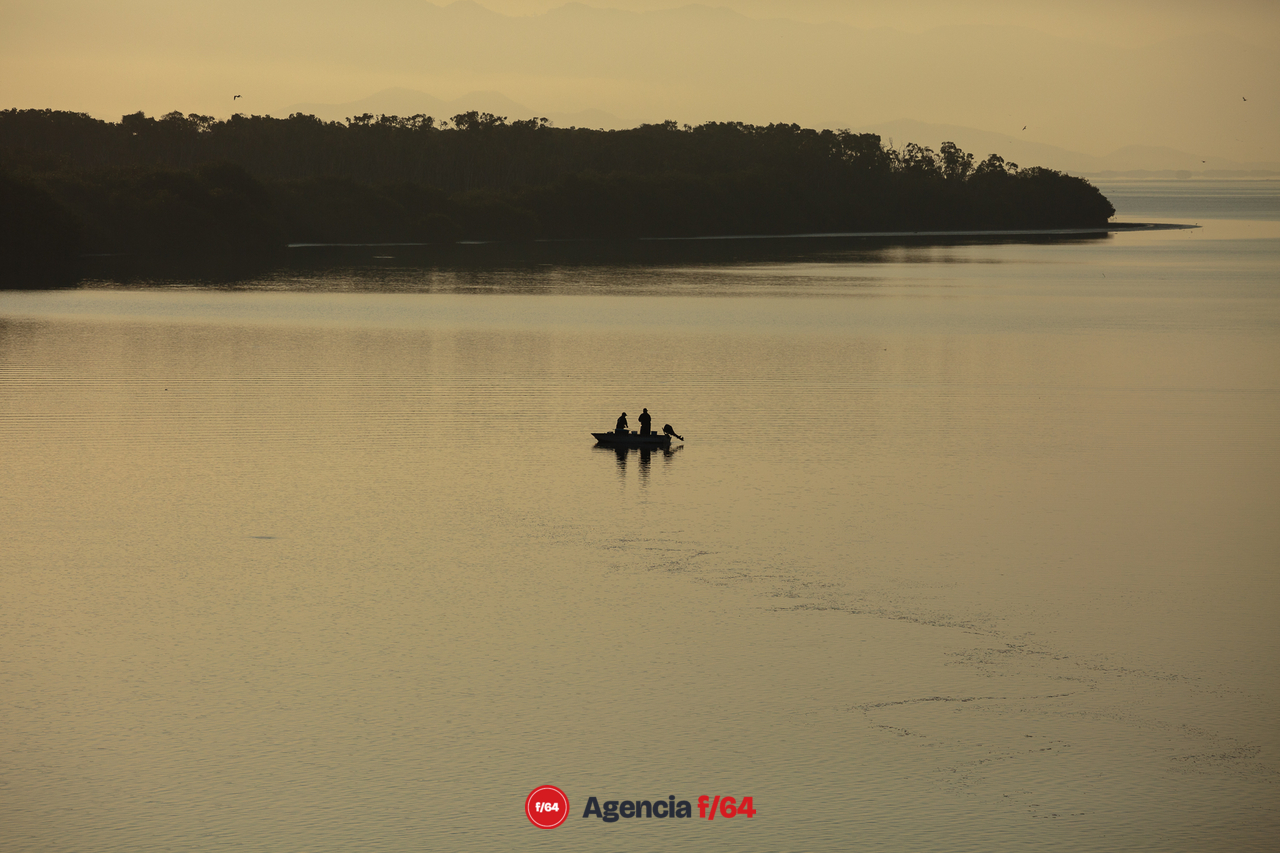 Pescadores al amanecer en el vaso 2 de la laguna de Cuyutlán en Manzanillo.