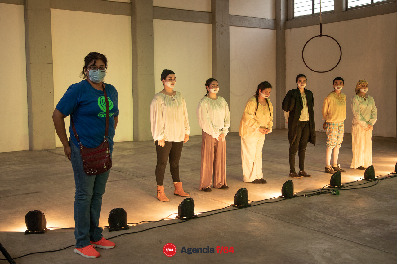 Compañía de Teatro Caracol y su directora Karelia Amezcua.