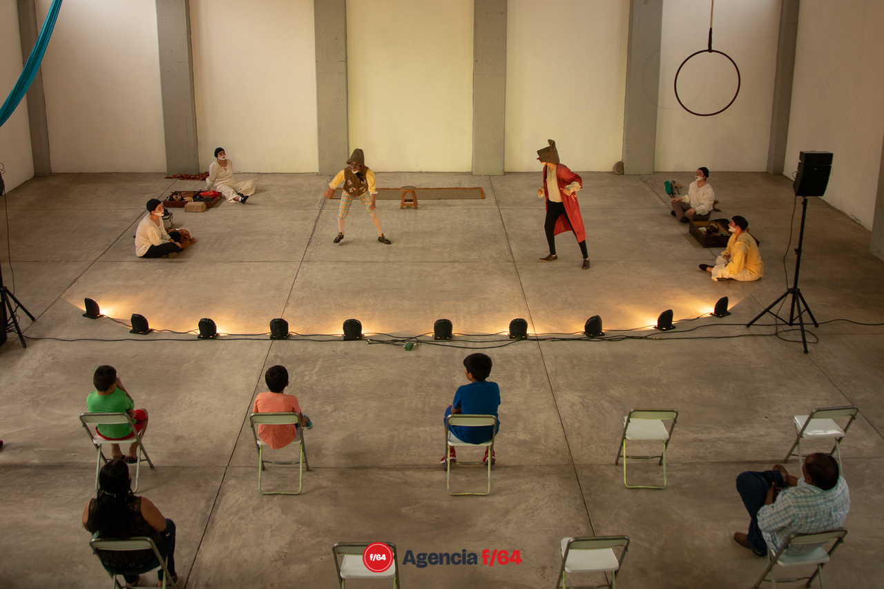 Compañía de Teatro Caracol en el foro de La Fábrica de Innovación Creativa de el Tívoli.