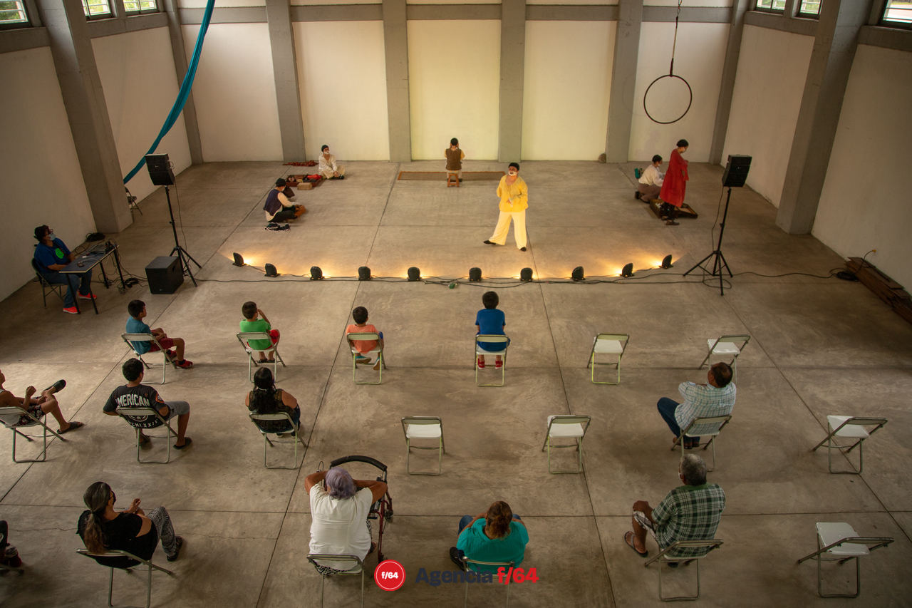 Compañía de Teatro Caracol en el foro de La Fábrica de Innovación Creativa de el Tívoli.